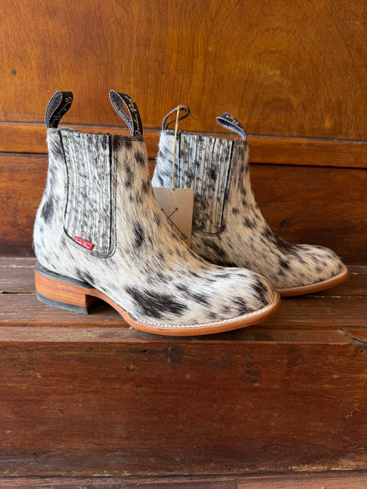 Blk & White Speckled Booties Size: 6
